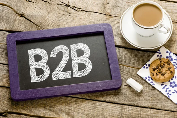 B2B En pizarra con café — Foto de Stock