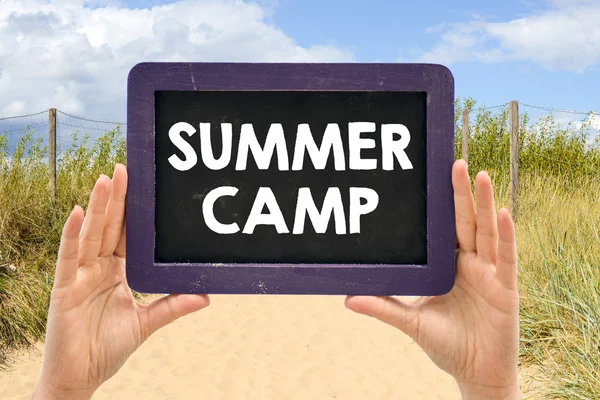 夏のキャンプと黒板 — ストック写真