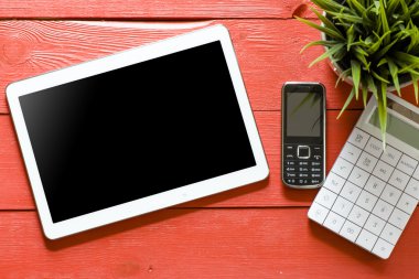 Tablet bilgisayar, hesap makinesi ve telefon
