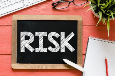 Yazı tahtası üzerinde risk kelime Handwritten