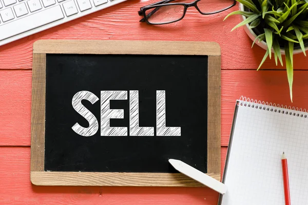 Prodávat slovo vlastnoruční na tabuli — Stock fotografie