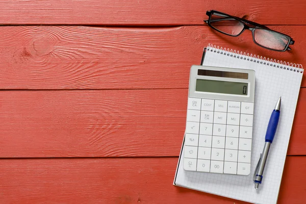 Calculadora con bloc de notas y gafas — Foto de Stock