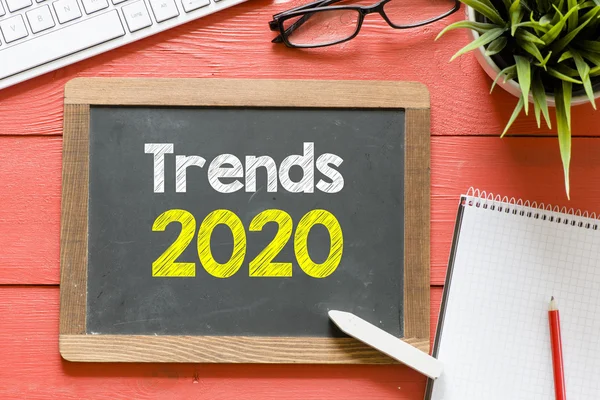 Trendy 2020 ručně na tabuli — Stock fotografie