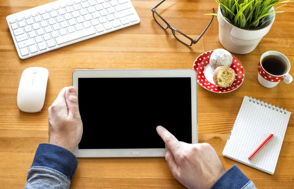 Manos con la tableta — Foto de Stock