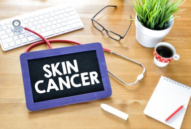 Yazı tahtası üzerinde el yazısı cilt kanseri