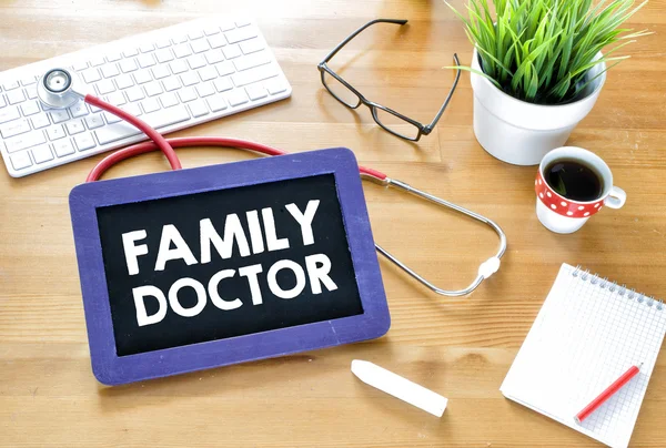 Handwritten family doctor on blackboard — Stock Photo, Image