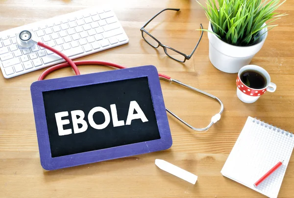 Ebola escrito à mão no quadro negro — Fotografia de Stock