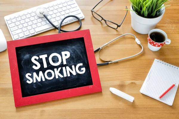 Stoppen met roken op blackboard — Stockfoto