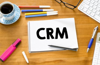CRM yazılı beyaz kağıt üzerinde