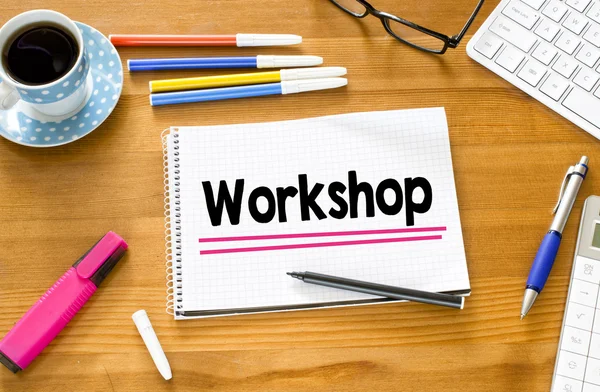 Workshop word en kopje koffie — Stockfoto