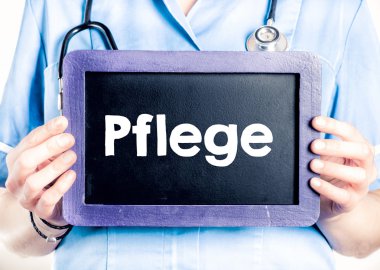 Yazı tahtası üzerinde Pflege kelime