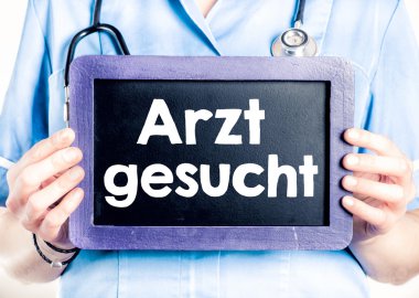 Arzt gesucht yazı tahtası üzerinde