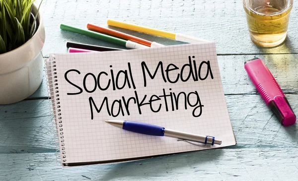 Σημειωματάριο με το κοινωνικό μάρκετινγκ μέσων ενημέρωσης — Φωτογραφία Αρχείου