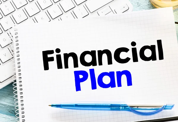 Notepad met het financieel plan en toetsenbord — Stockfoto
