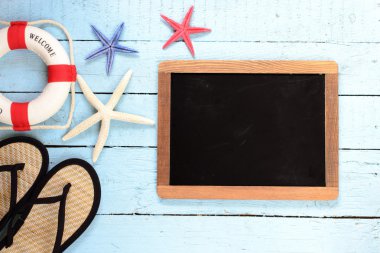 Deniz yıldızı ile boş yazı tahtası çerçeve