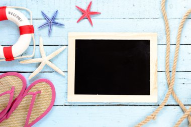 Deniz yıldızı ile boş yazı tahtası çerçeve