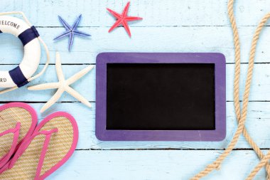 Deniz yıldızı ile boş yazı tahtası çerçeve