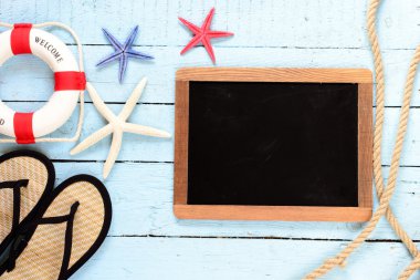 Deniz yıldızı ile boş yazı tahtası çerçeve