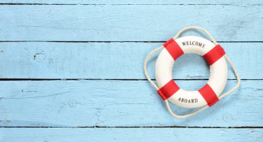 Ahşap arka planda can simidi