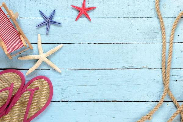 Fondo con estrellas de mar y chanclas — Foto de Stock