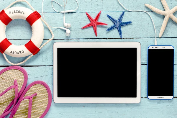Tablet pc with smartphone  and starfish — Stock Photo, Image