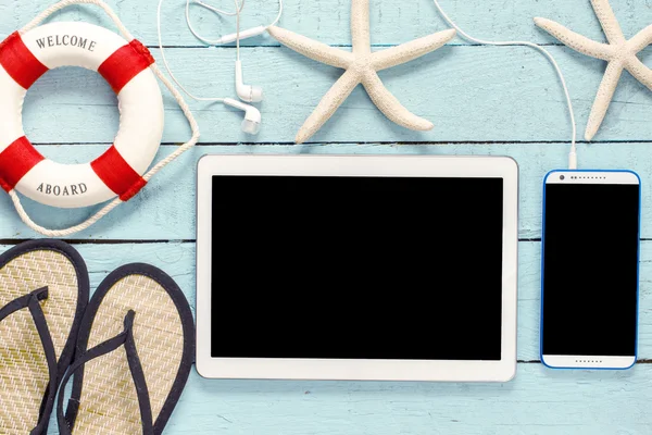 Tablet PC con smartphone y estrella de mar —  Fotos de Stock