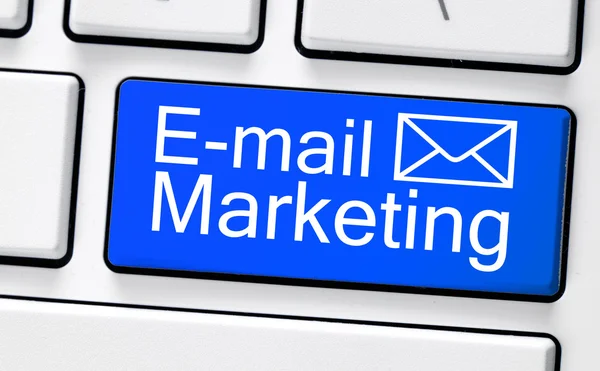 Teclado branco do computador com e-mail marketing — Fotografia de Stock