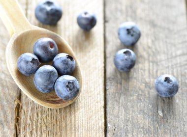 kaşık içinde organik yaban mersini