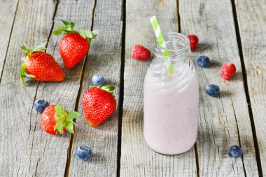 taze çilek ile lezzetli smoothie