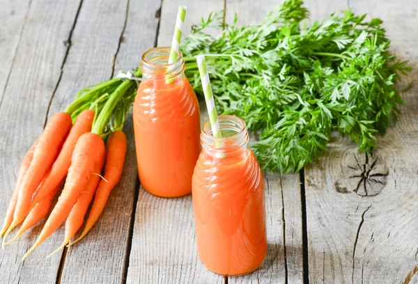 Carrots and carrots juice — Stock Photo, Image