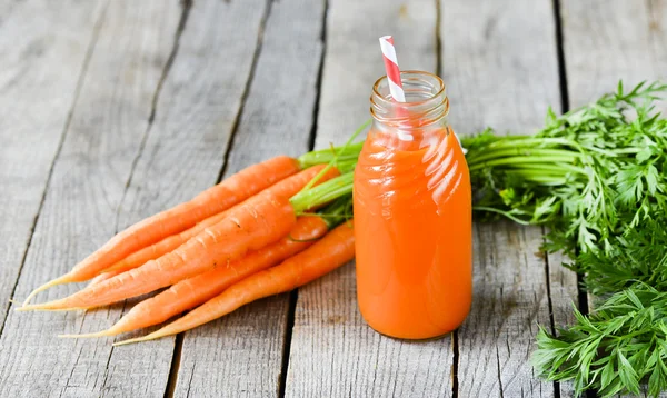 Morötter och morötter juice — Stockfoto