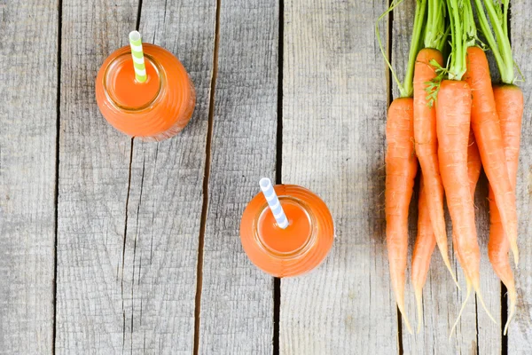 Sumo de cenouras e cenouras — Fotografia de Stock