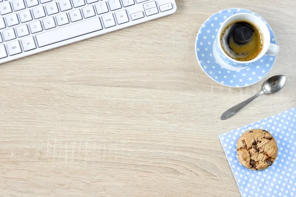 Café com biscoito e teclado — Fotografia de Stock