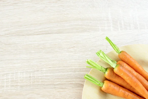 Mazzo di carote fresche in piatto — Foto Stock