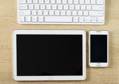 tablet PC, akıllı telefon ve klavye