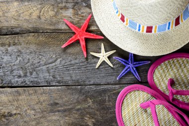 Ahşap arka plan ile parmak arası terlik