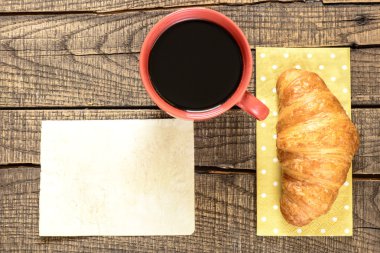 kruvasan ile siyah kahve