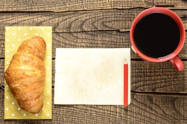 kruvasan ile siyah kahve