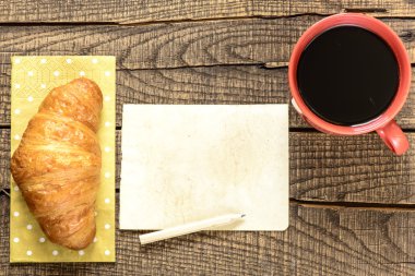 kruvasan ile siyah kahve