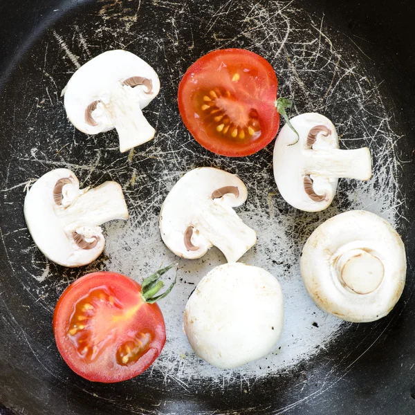 Champignons met tomaten op koekenpan — Stockfoto