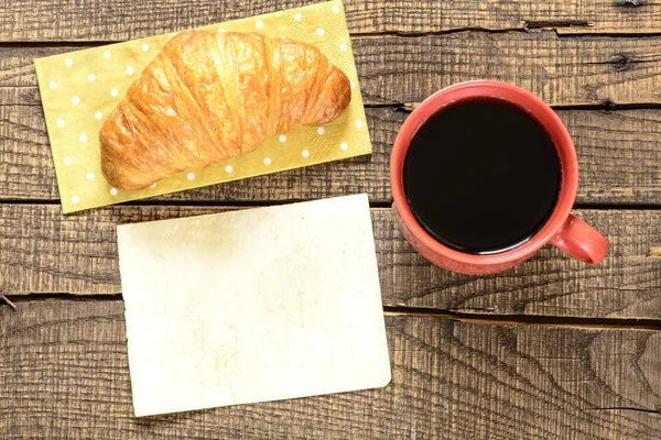 Tazza di caffè nero con croissant — Foto Stock