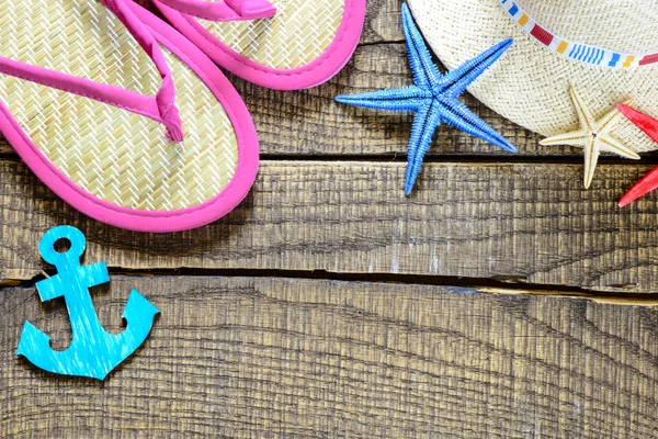 Fondo de madera con chanclas —  Fotos de Stock