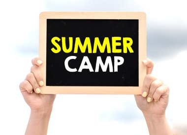 Blackboard yaz kampı ile holding eller