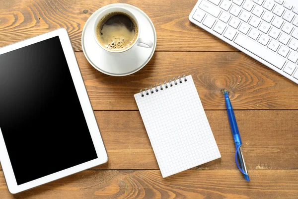 Tablet-PC mit Kaffee und Tastatur — Stockfoto