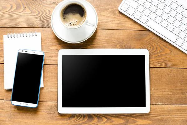 Tablet-PC mit Kaffee und Tastatur — Stockfoto