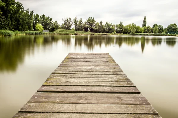 Molhe de madeira no lago na natureza — Fotografia de Stock