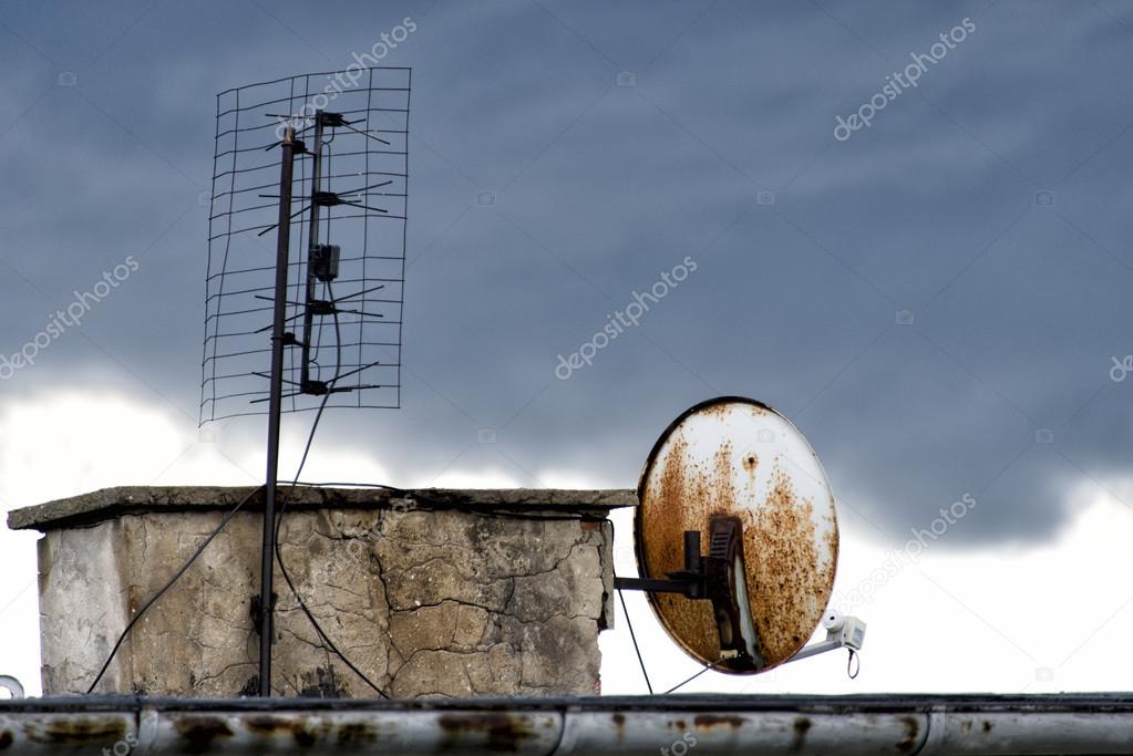 Antenna on  roof  against  sky.