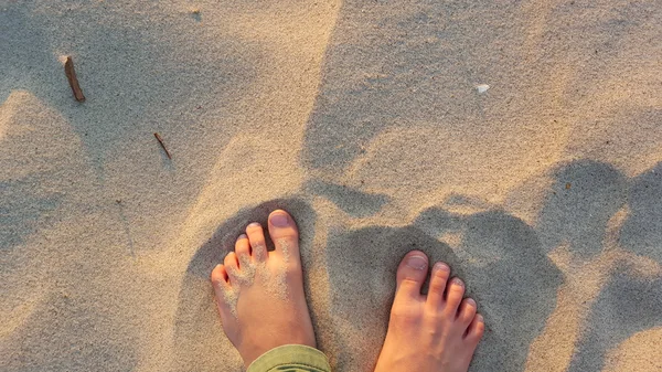 Kaki pada latar belakang pasir — Stok Foto