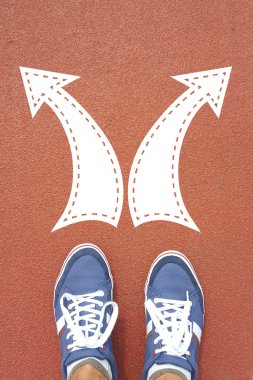 çizilmiş yön okları ile erkek spor ayakkabı