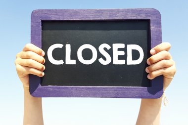 Yazı tahtası kapalı tutan eller